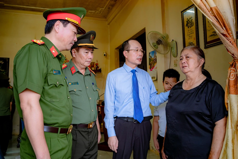 Lãnh đạo UBND tỉnh Thừa Thiên Huế và Công an tỉnh Thừa Thiên Huế thăm hỏi, động viên gia đình Trung tá Trần Duy Hùng. Ảnh: TH truy-tang-huan-chuong-bao-ve-to-quoc-hang-ba-cho-pho-cong-an-phuong-hy-sinh (2).jpg