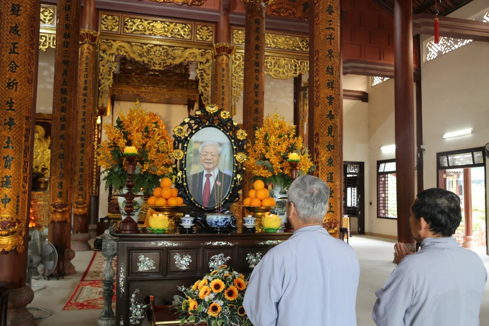 Các tăng ni, phật tử đến chùa Từ Đàm để dâng hương, tưởng niệm Tổng Bí thư Nguyễn Phú Trọng. tang-ni-phat-tu-thua-thien-hue-tuong-niem-tong-bi-thu-nguyen-phu-trong (16).jpg