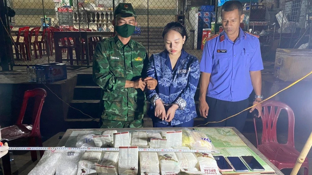 Nguyễn Yến Nhi bị bắt cùng tang vật là 15kg ma túy cùng 40 bánh heroin. Ảnh: PHƯỚC TRUNG Nguyễn Yến Nhi bị bắt cùng tang vật là 15kg ma túy cùng 40 bánh heroin