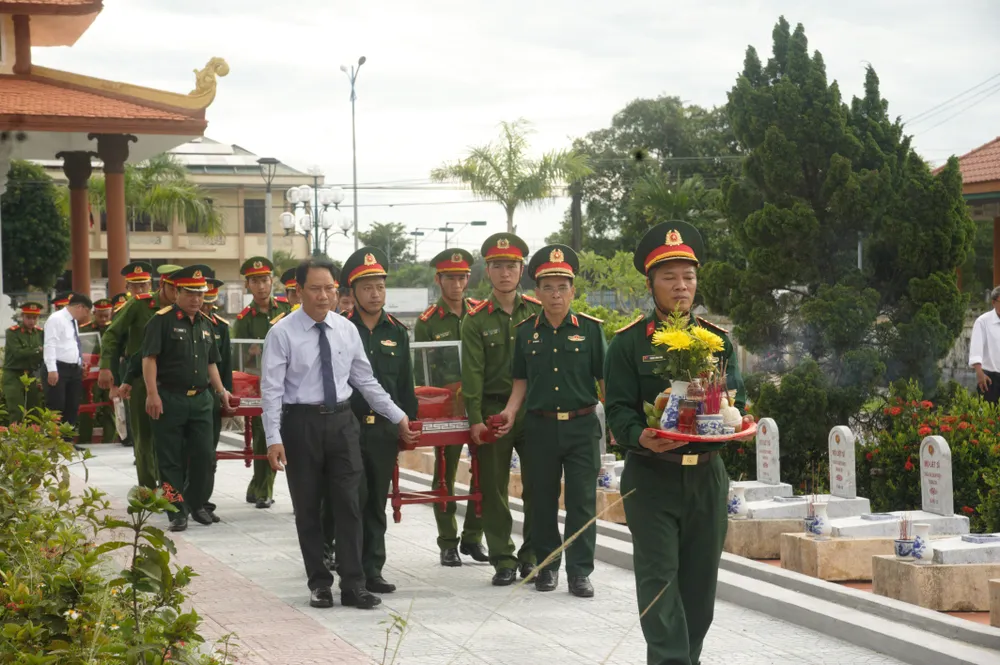 Huyện ủy, HĐND, UBND, UBMTTQ Việt Nam huyện Hải Lăng (Quảng Trị), long trọng tổ chức lễ truy điệu và an táng 6 hài cốt liệt sĩ. Ảnh: ND Truy điệu 6 hài cốt liệt sĩ