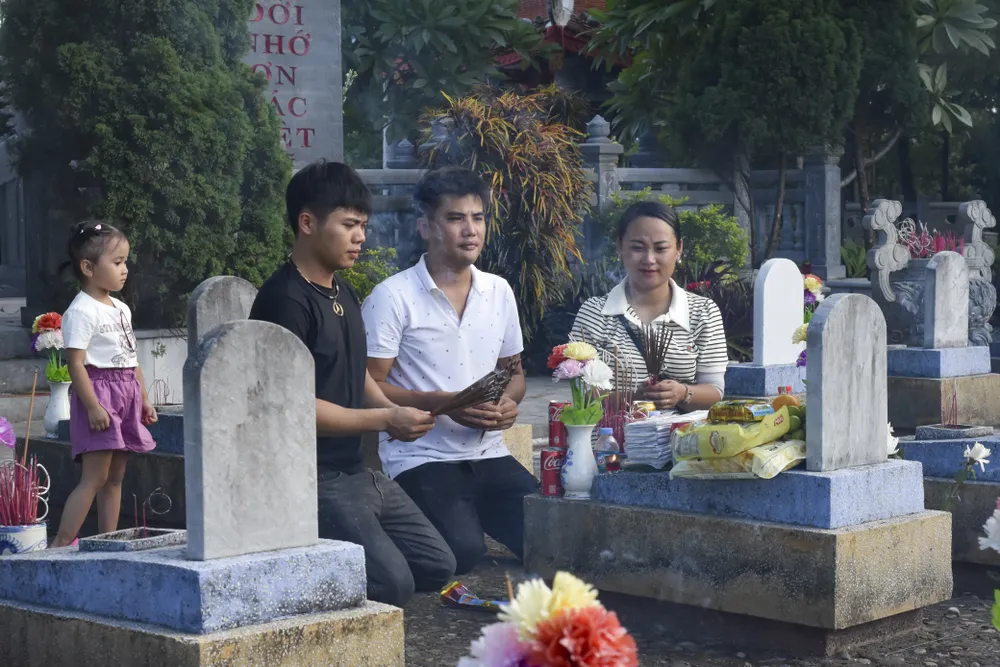 hung-ngay-thang-7-o-nghia-trang-quoc-gia-duong-9 (10).jpg