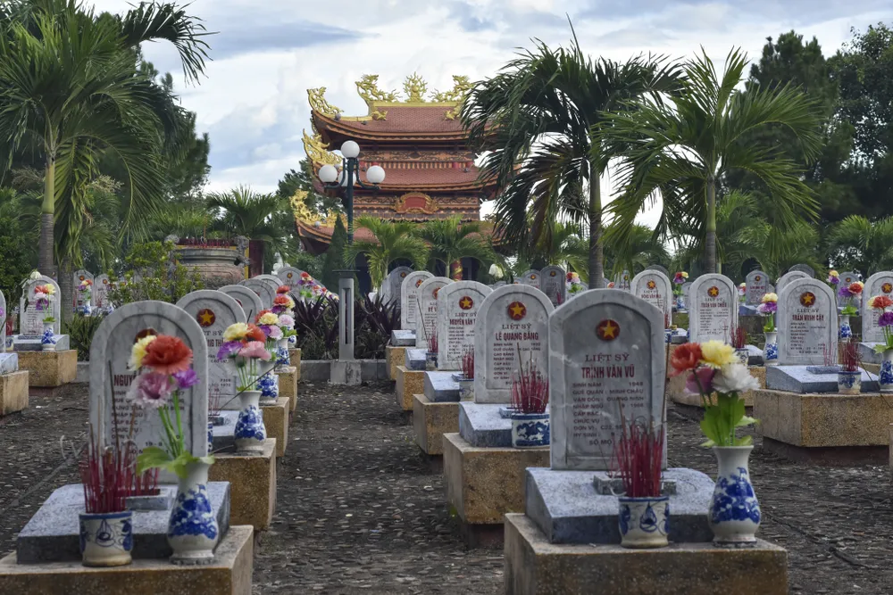 hung-ngay-thang-7-o-nghia-trang-quoc-gia-duong-9 (21).jpg