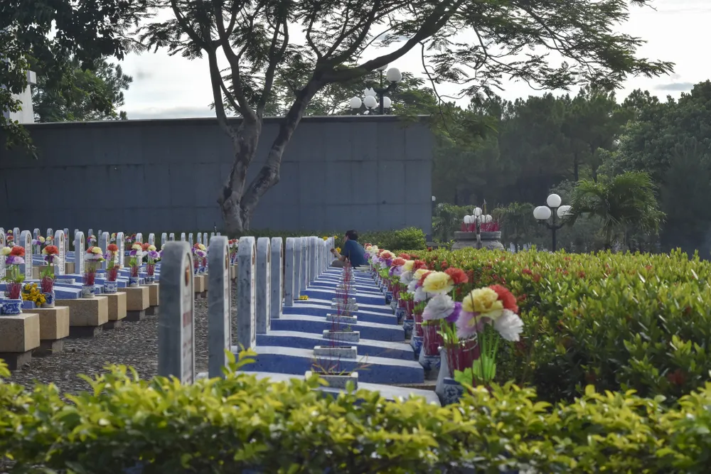 hung-ngay-thang-7-o-nghia-trang-quoc-gia-duong-9 (26).jpg