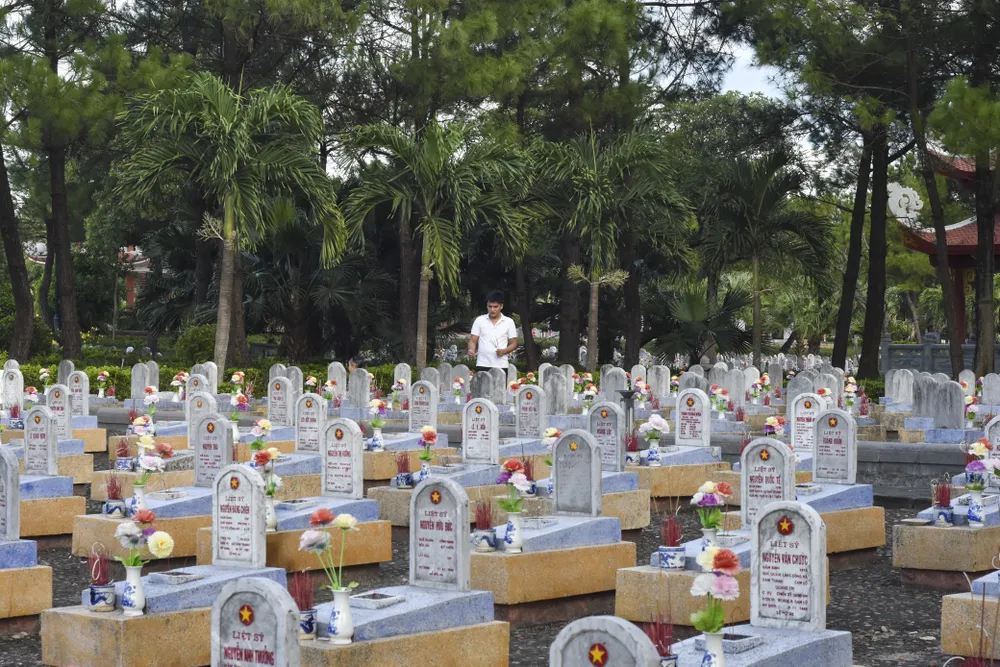 hung-ngay-thang-7-o-nghia-trang-quoc-gia-duong-9 (29).jpg