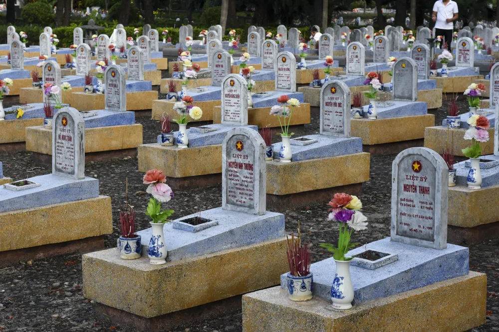 hung-ngay-thang-7-o-nghia-trang-quoc-gia-duong-9 (30).jpg