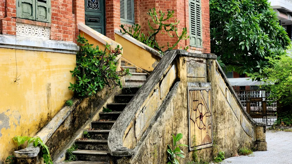 loat-tru-so-bo-hoang-tren-tuyen-duong-dep-nhat-hue (11).jpg