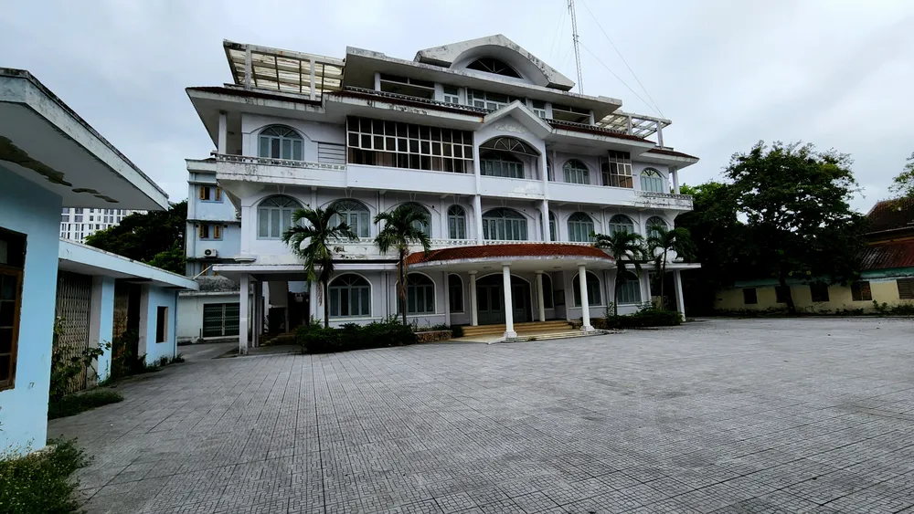 loat-tru-so-bo-hoang-tren-tuyen-duong-dep-nhat-hue (12).jpg