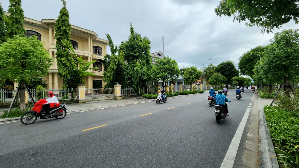 loat-tru-so-bo-hoang-tren-tuyen-duong-dep-nhat-hue (15).jpg