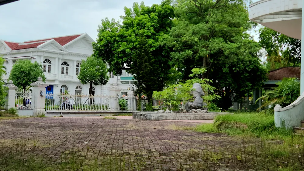 loat-tru-so-bo-hoang-tren-tuyen-duong-dep-nhat-hue (4).jpg