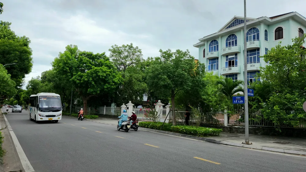 Loạt trụ sở bỏ hoang bên dòng sông Hương