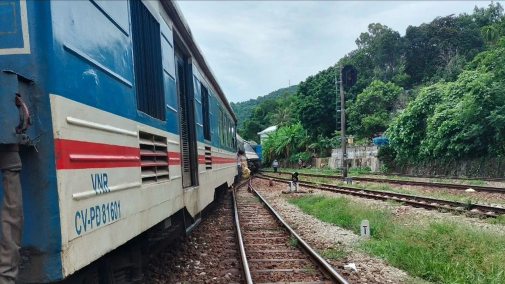 2 toa của tàu SE11 bị trật bánh khiến đường sắt Bắc - Nam bị gián đoạn. Ảnh: BT Đường sắt Bắc - Nam