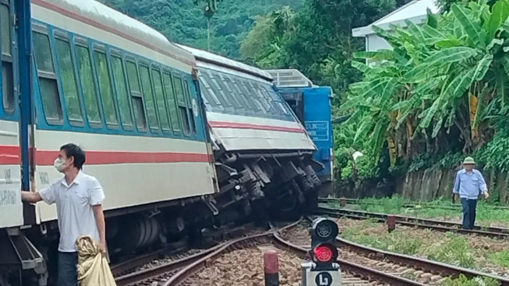 Toa tàu bị lật nghiêng khi rời ga Lăng Cô. Ảnh: BT tau-se11-trat-duong-ray-duong-sat-bac-nam-te-liet (3).jpg