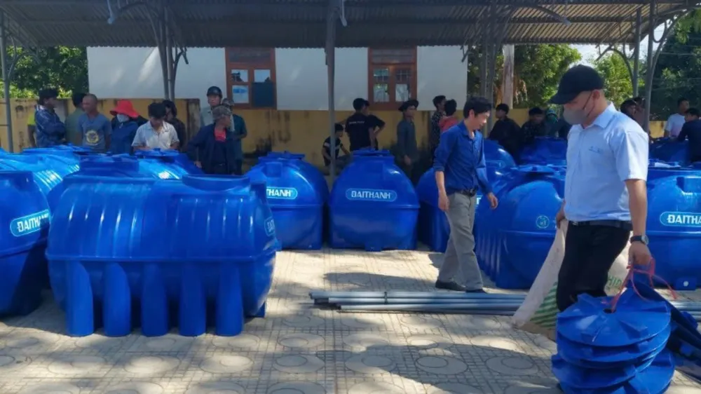 Liên quan đến gói thầu mua sắm bồn nước, 1 phó Chủ tịch huyện và 1 trưởng phòng bị kỷ luật. Ảnh: NP Phó chủ tịch huyện
