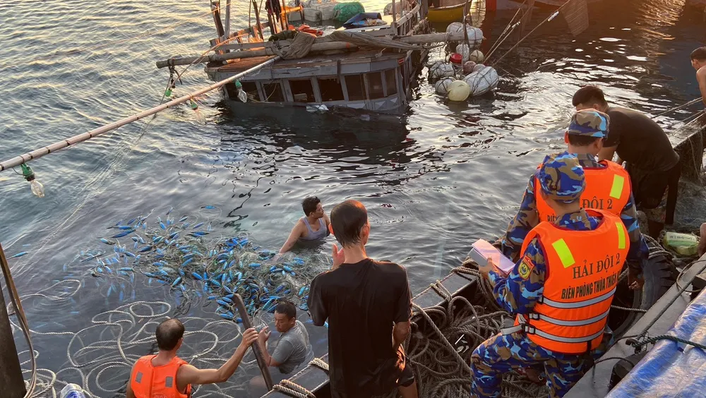 Lực lượng chức năng cứu hộ, cứu nạn tàu cá chở 11 ngư dân bị chìm do đâm vào tàu hàng. Ảnh: BP Tàu cá chở 11 ngư dân bị chìm