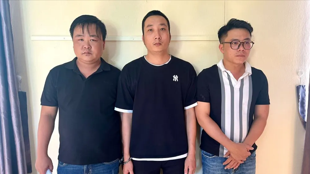 Công an tỉnh Thừa Thiên Huế bắt 3 người làm giả CMND để mở tài khoản ngân hàng bán kiếm tiền. Ảnh: TH bắt 3 người làm giả CMND