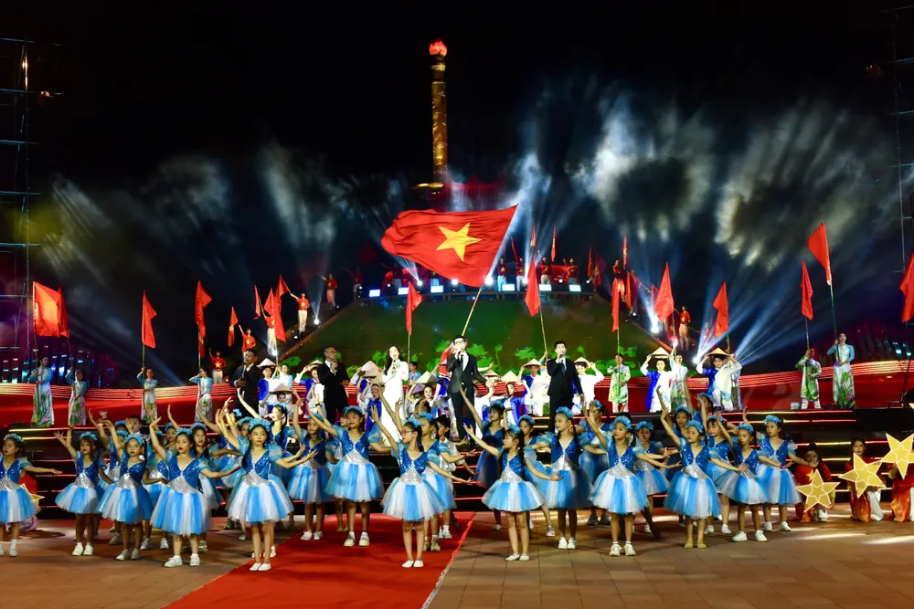 Chương trình nghệ thuật đặc biệt '"Bản hùng ca bất diệt" diễn ra tại Di tích lịch sử Quốc gia đặc biệt Thành cổ Quảng Trị. Chương trình nghệ thuật đặc biệt 'Bản hùng ca bất diệt'