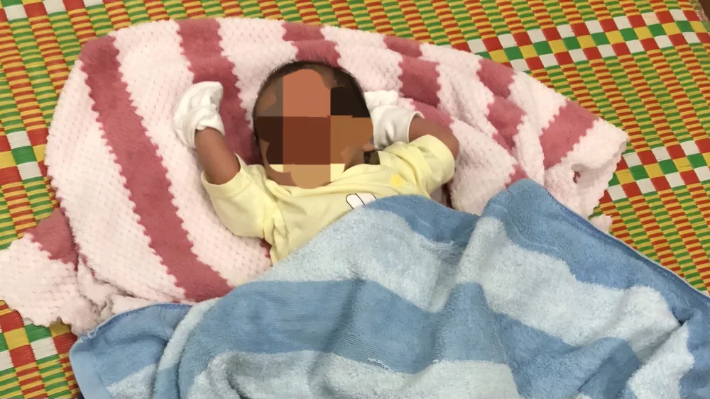 Cháu bé sơ sinh bị bỏ rơi trước cổng chùa được sư thầy phát hiện. Ảnh: BT Cháu bé sơ sinh bị bỏ rơi