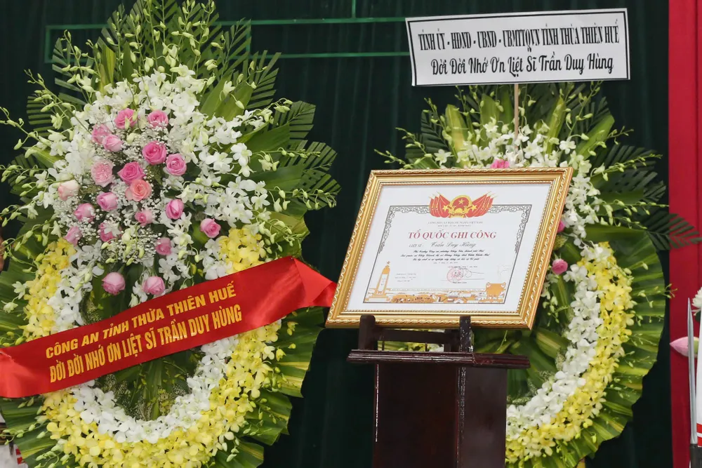 Lễ công bố Quyết định của Thủ tướng Chính phủ và trao Bằng Tổ quốc ghi công đối với Liệt sỹ, Trung tá Trần Duy Hùng, nguyên Phó Trưởng Công an phường Thủy Vân. Ảnh: TH trao bằng tổ quốc ghi công