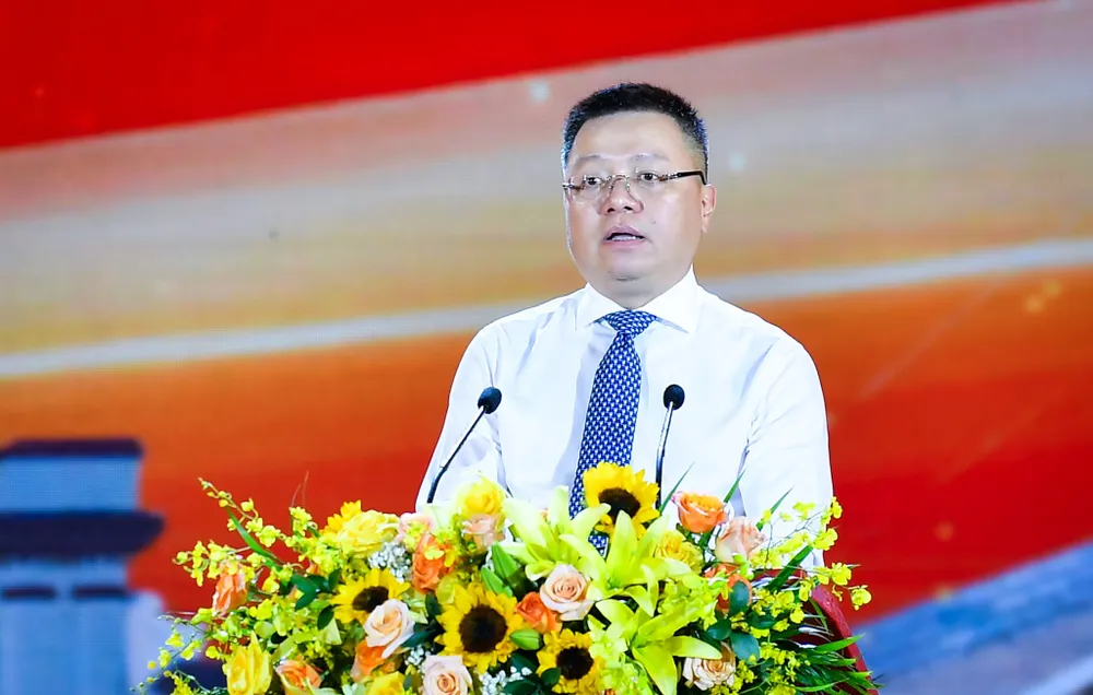 Ông Lê Quốc Minh, Tổng Biên tập Báo Nhân Dân, Phó Trưởng Ban Tuyên giáo Trung ương, Chủ tịch Hội Nhà báo Việt Nam phát biểu tại chương trình nghệ thuật chính luận đặc biệt. Chương trình nghệ thuật chính luân đặc biệt