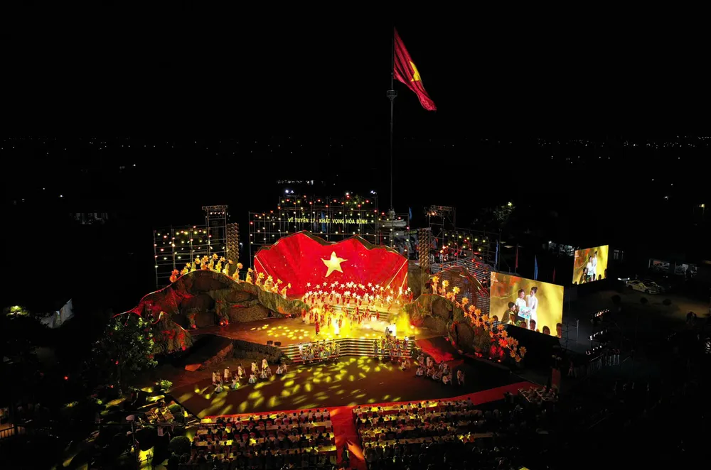 Chương trình nghệ thuật chính luận Vĩ tuyến 17 - Khát vọng hòa bình được diễn ra với 4 chương. chuong-trinh-nghe-thuat-chinh-luan-dac-biet-ben-cau-hien-luong (2).jpg