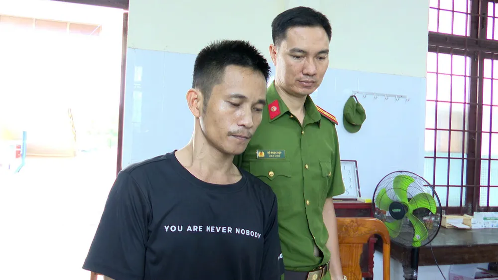 Lực lượng chức năng bắt nam thanh niên tàng trữ 5.000 viên ma túy. Ảnh: D.THÚY