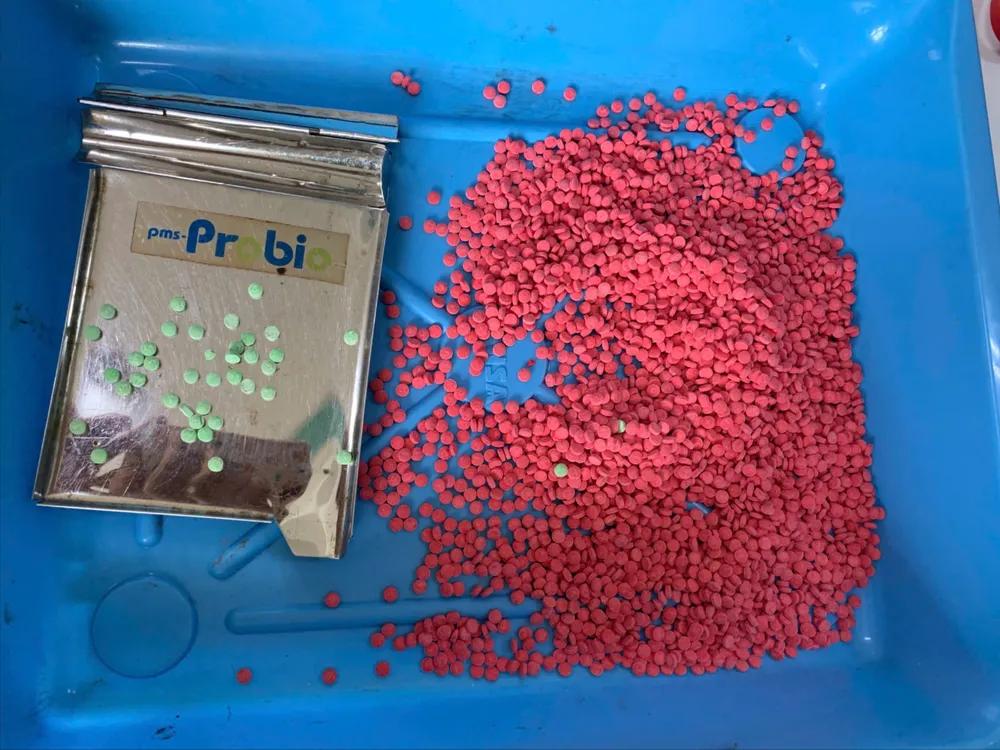 csgt-quang-tri-bat-nam-thanh-nien-trang-tru-5-000-vien-ma-tuy (2).jpg