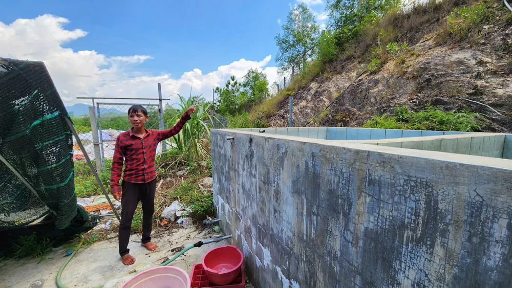 Anh Cao Văn Sỹ phản ánh tình trạng 10 năm qua phải sử dụng nguồn nước ở nghĩa trang. Ảnh: NGUYỄN DO Anh Cao văn Sỹ phản ánh tình trạng gần 10 năm sử dụng nguồn nước ở nghĩa trang