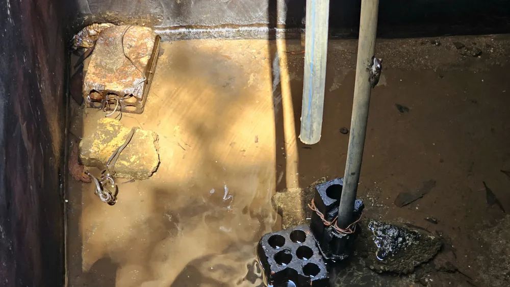 Người dân bức xúc vì nguồn nước nhiễm phèn, nguy cơ ảnh hưởng đến sức khỏe vì giếng được khoan ở nghĩa trang. Ảnh: NGUYỄN DO nguoi-dan-hai-hung-vi-gan-10-nam-su-dung-nuoc-o-nghia-trang.jpg