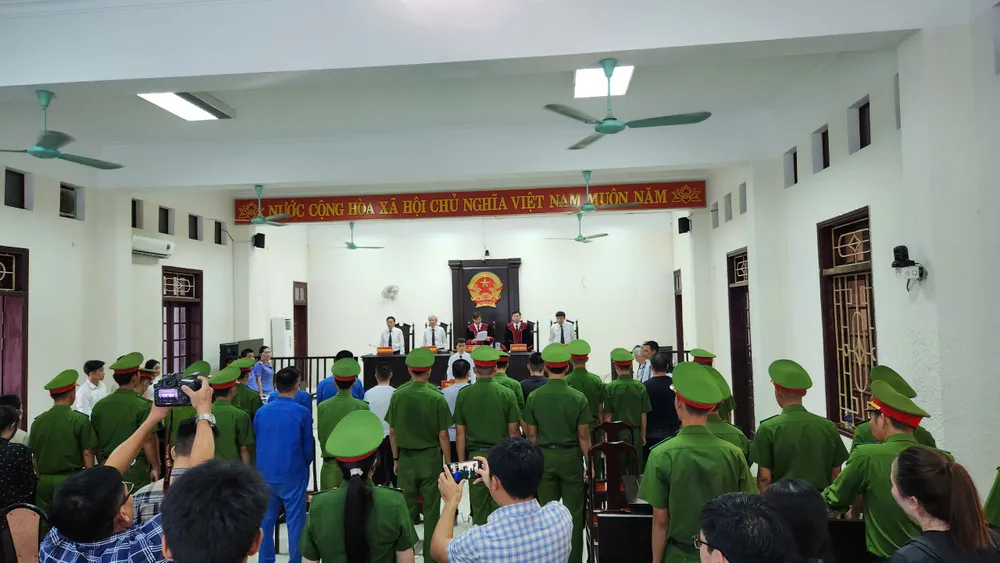 An ninh thắt chặt tại phiên tòa xét xử Quân Idol cùng đồng phạm. Ảnh: ND dang-xet-xu-quan-idol-va-dong-pham (1).jpg