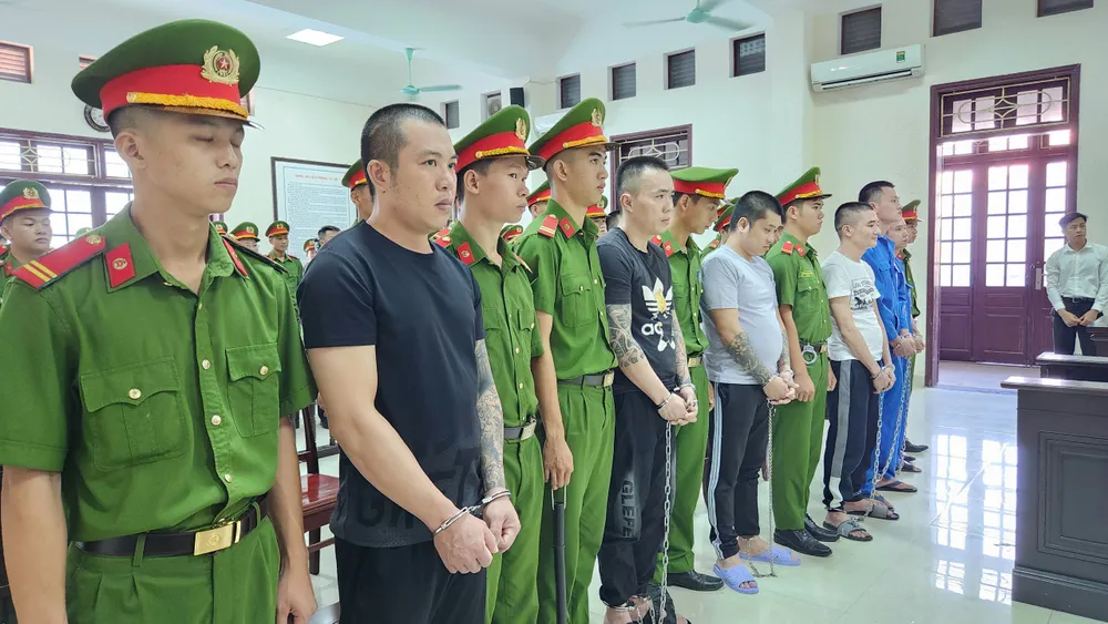 Các bị cáo tại phiên tòa xét xử Quân Idol. Ảnh: ND An ninh thắt chặt tại phiên xét xử Quân Idol và đàn em