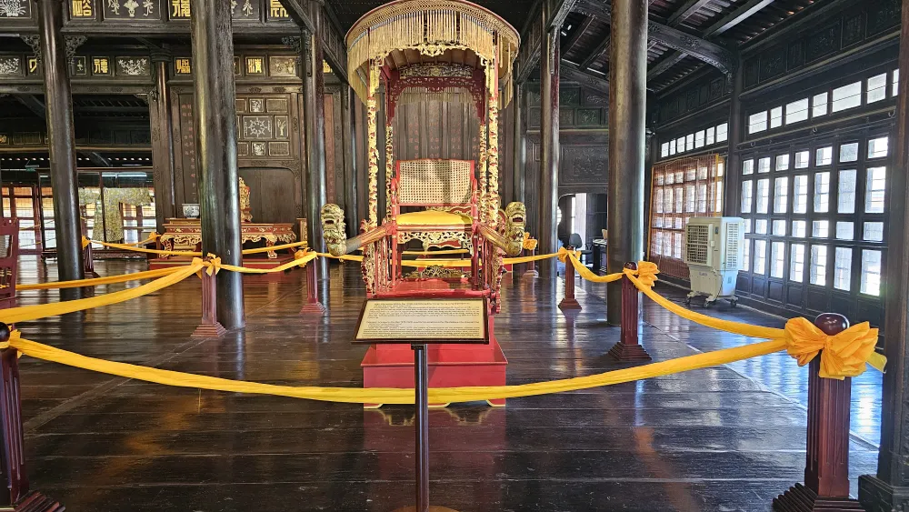 Thừa Thiên Huế định danh cổ vật triều Nguyễn lên không gian số. Ảnh: BT dinh-danh-co-vat-trieu-nguyen-len-khong-gian-so (1).jpg