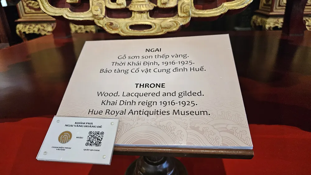 Việc định danh cổ vật giúp du khách có thể khám phá ngai vàng chỉ bằng một chiếc điện thoại thông minh. Ảnh: BT Định danh cổ vật triều Nguyễn