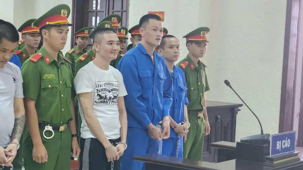 quan-idol-tu-nguoi-bat-hao-den-mot-trum-giang-ho (1).jpg