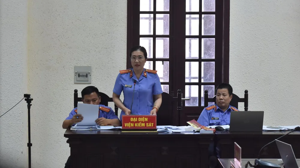 VKSND tỉnh Quảng Trị đọc luận tội. Ảnh: ND xet-xu-quan-idol-de-nghi-4-an-tu-hinh (1).JPG