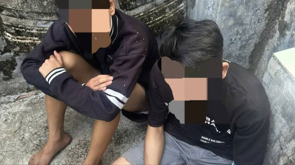 Hai nam thanh niên bị bắt giữ sau khi gây ra vụ cướp tài sản. Ảnh: BT cướp tài sản