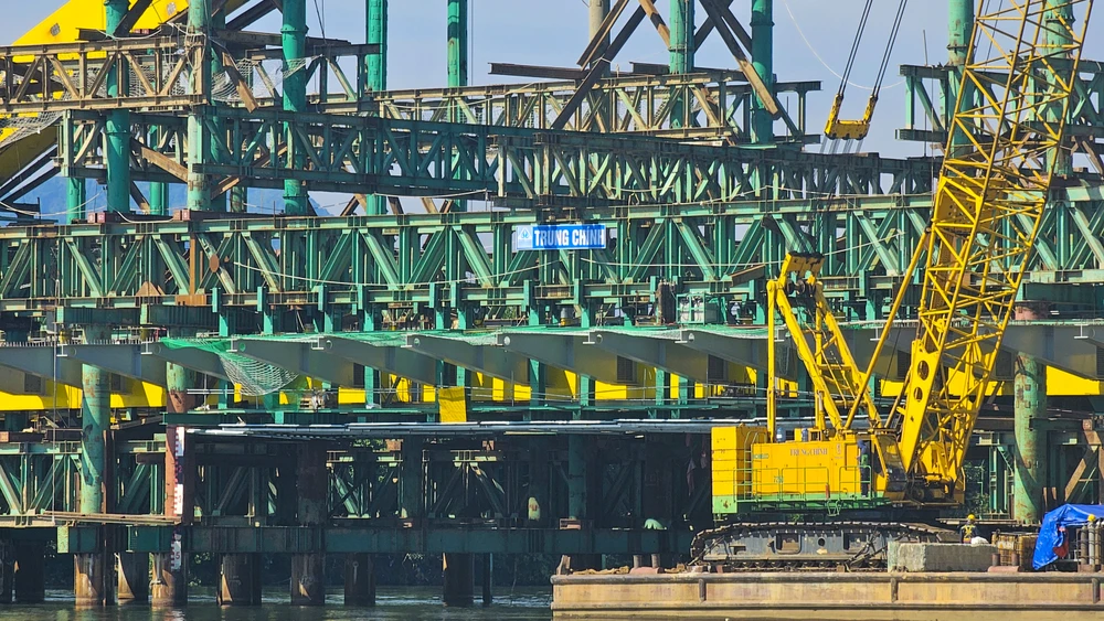 tren-cong-truong-cau-vuot-song-huong-hon-1500-ti-dong (1).jpg