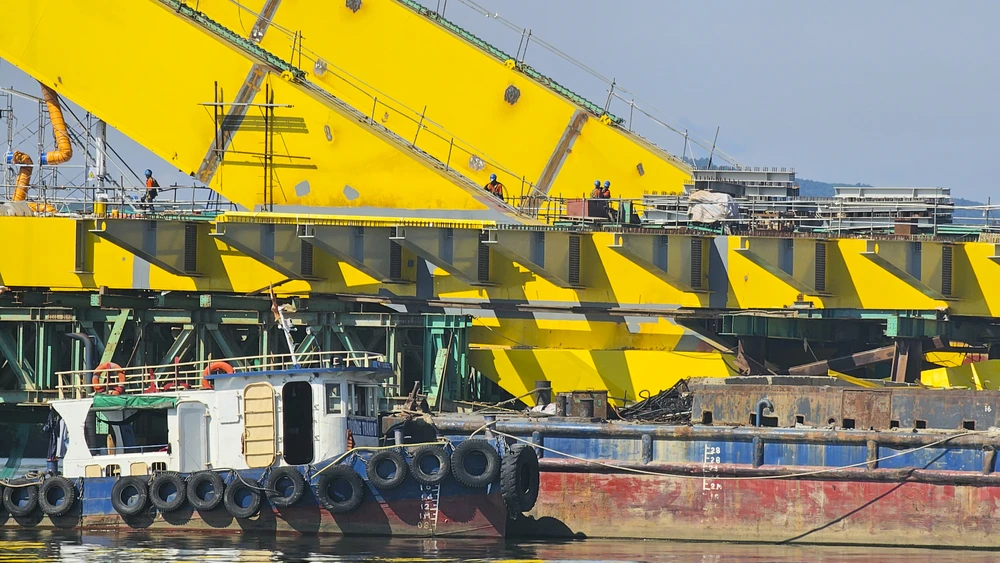 tren-cong-truong-cau-vuot-song-huong-hon-1500-ti-dong (12).jpg