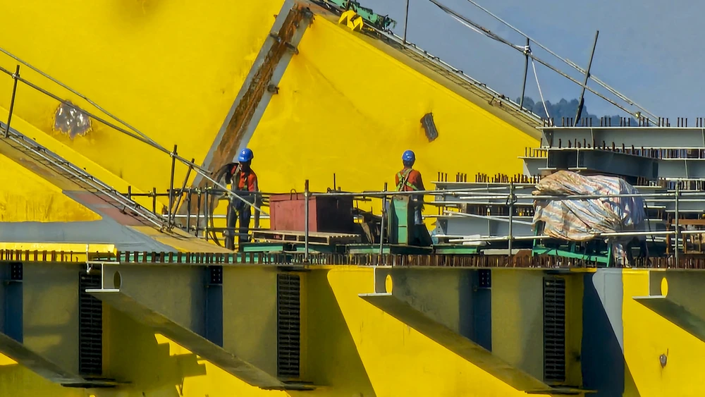 tren-cong-truong-cau-vuot-song-huong-hon-1500-ti-dong (13).jpg