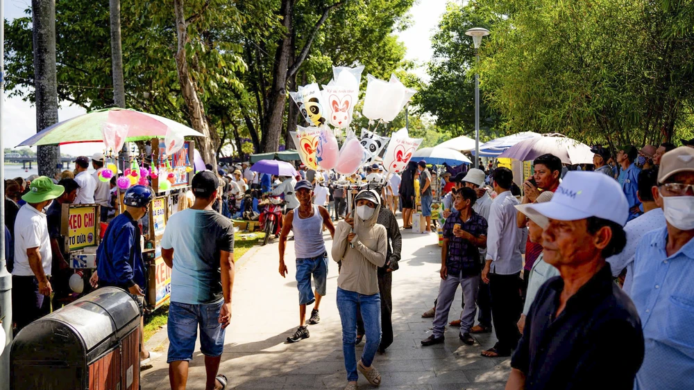 dong-nghet-du-khach-tham-quan-di-tich-hue-trong-ngay-quoc-khanh-2-9 (6).jpg