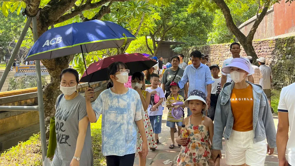 dong-nghet-du-khach-tham-quan-di-tich-hue-trong-ngay-quoc-khanh-2-9 (7).jpg