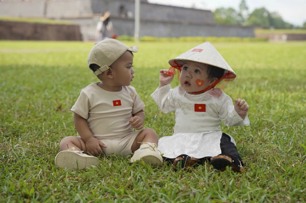 gioi-tre-xu-hue-chup-hinh-lan-toa-tinh-yeu-nuoc (14).jpg