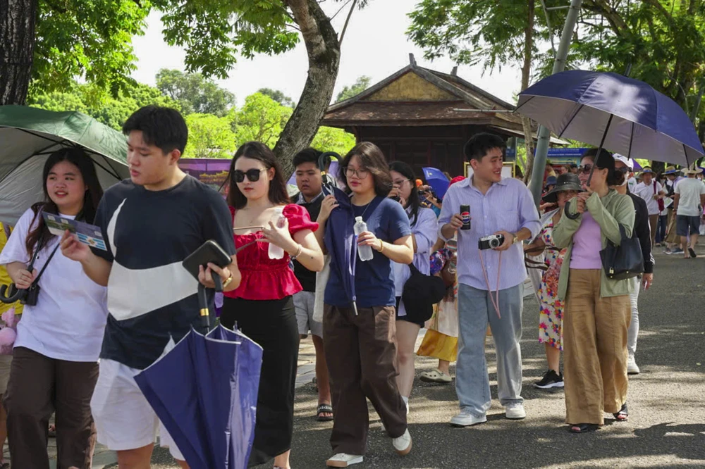 gioi-tre-xu-hue-chup-hinh-lan-toa-tinh-yeu-nuoc (8).jpg