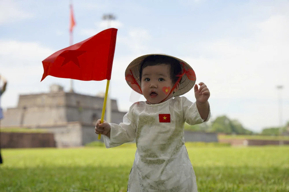 gioi-tre-xu-hue-chup-hinh-lan-toa-tinh-yeu-nuoc (9).jpg