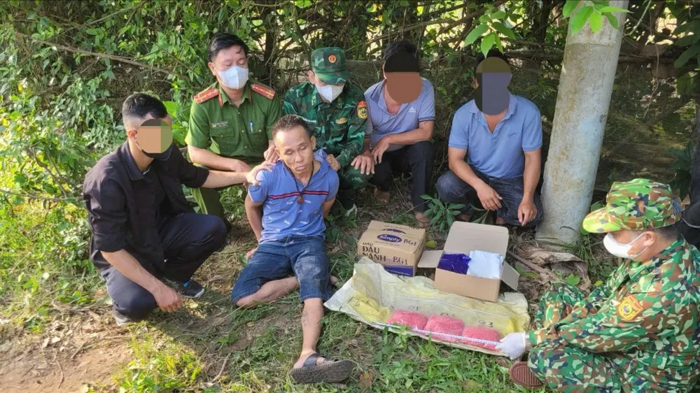 Nguyễn Thành Trung bị bắt giữ khi đang vận chuyển 18.000 viên ma túy tổng hợp. Ảnh: VS