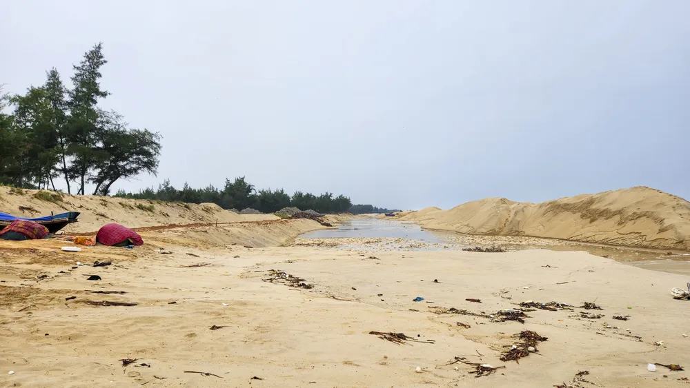 ke-chong-xoi-lo-bo-bien-khan-cap-bi-thieu-von-ngu-dan-gap-kho-trong-mua-bao (1).jpg