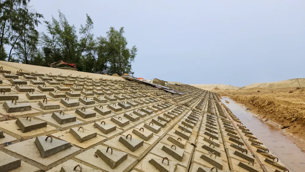 Dự án Kè chống xói lở bờ biển khẩn cấp từ Gio Hải đến thị trấn Cửa Việt có tổng mức đầu tư 160 tỉ đồng. Ảnh: NGUYỄN DO
