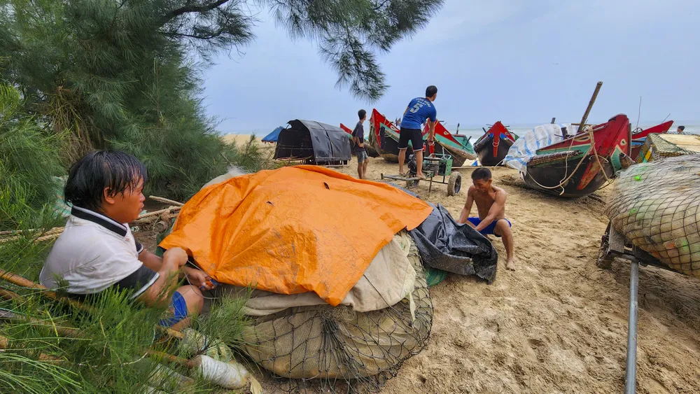 ke-chong-xoi-lo-bo-bien-khan-cap-bi-thieu-von-ngu-dan-gap-kho-trong-mua-bao (5).jpg