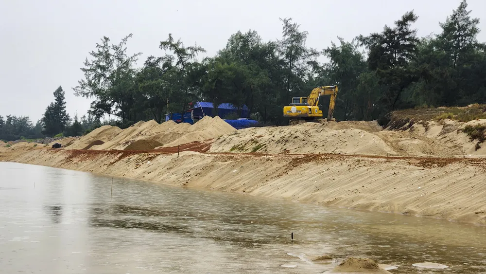 ke-chong-xoi-lo-bo-bien-khan-cap-bi-thieu-von-ngu-dan-gap-kho-trong-mua-bao (7).jpg