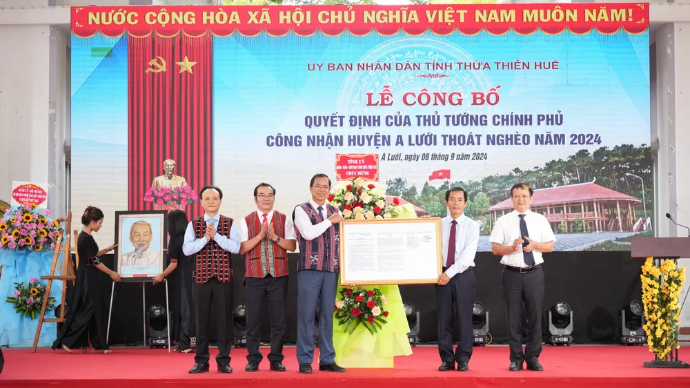 Lễ công bố quyết định của Thủ tướng Chính phủ công nhận huyện A Lưới thoát nghèo năm 2024. Ảnh: N.HIẾU Huyện A Lưới thoát nghèo