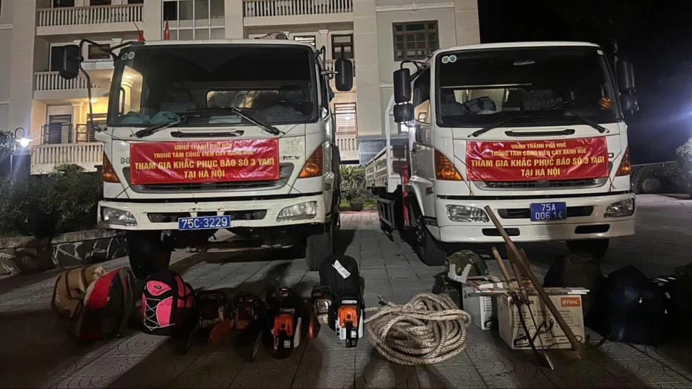 nhan-vien-cay-xanh-hue-ra-ha-noi-ho-tro-khac-phuc-hau-qua-bao-so-3 (2).jpg